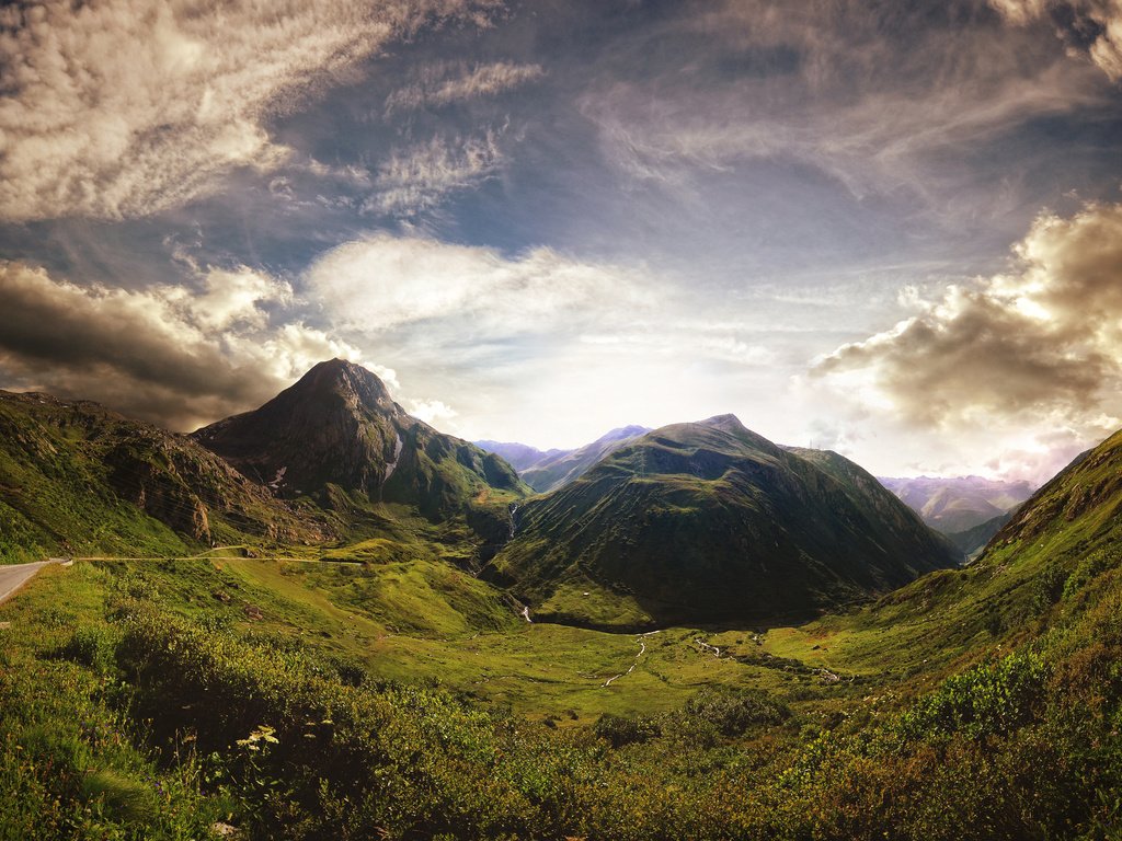 Обои небо, трава, облака, горы, природа, швейцария, альпы, the old furka pass, the sky, grass, clouds, mountains, nature, switzerland, alps разрешение 2560x1600 Загрузить