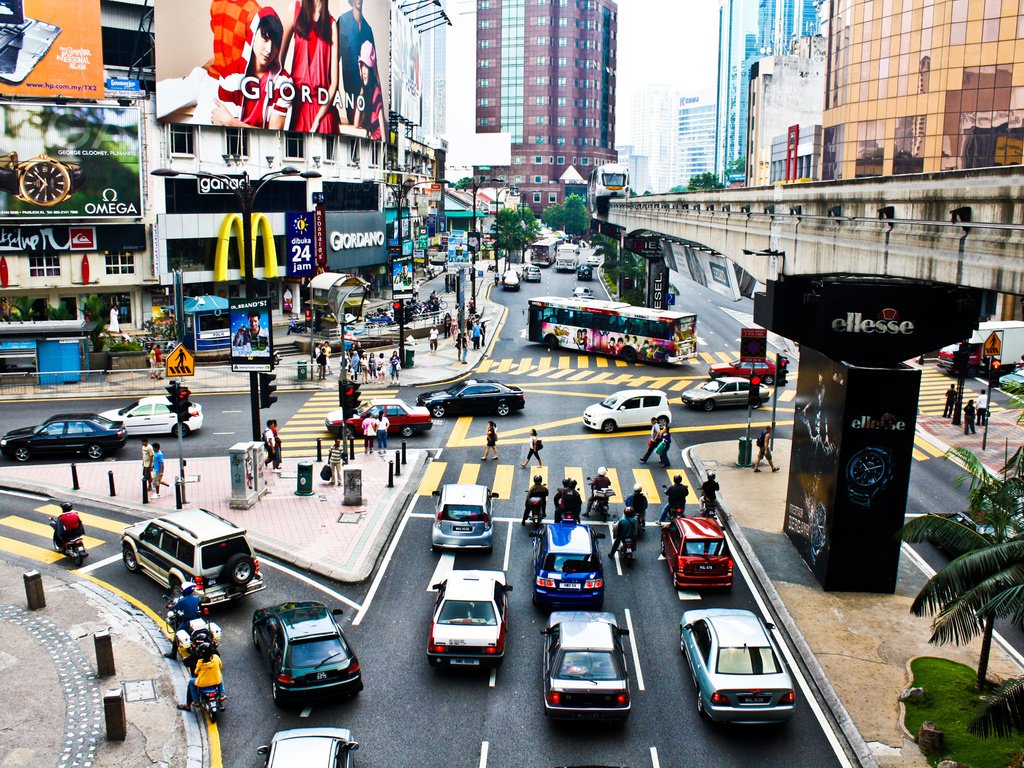 Обои дорога, люди, город, машины, перекресток, road, people, the city, machine, crossroads разрешение 1920x1280 Загрузить