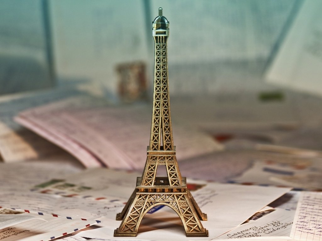 Обои статуэтка, эйфелева башня, бронза, письма, конверты, сувенир, figurine, eiffel tower, bronze, letters, envelopes, souvenir разрешение 1920x1200 Загрузить