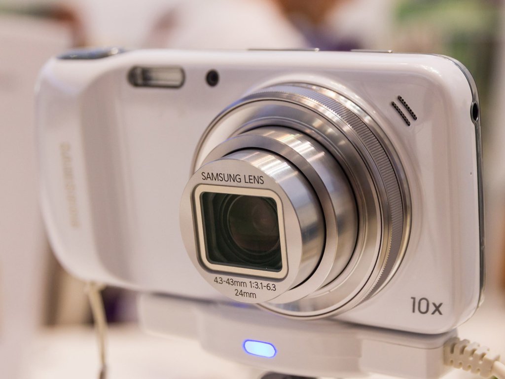 Обои samsung galaxy s4 zoom на стенде, samsung galaxy s4 zoom on the stand разрешение 1920x1200 Загрузить