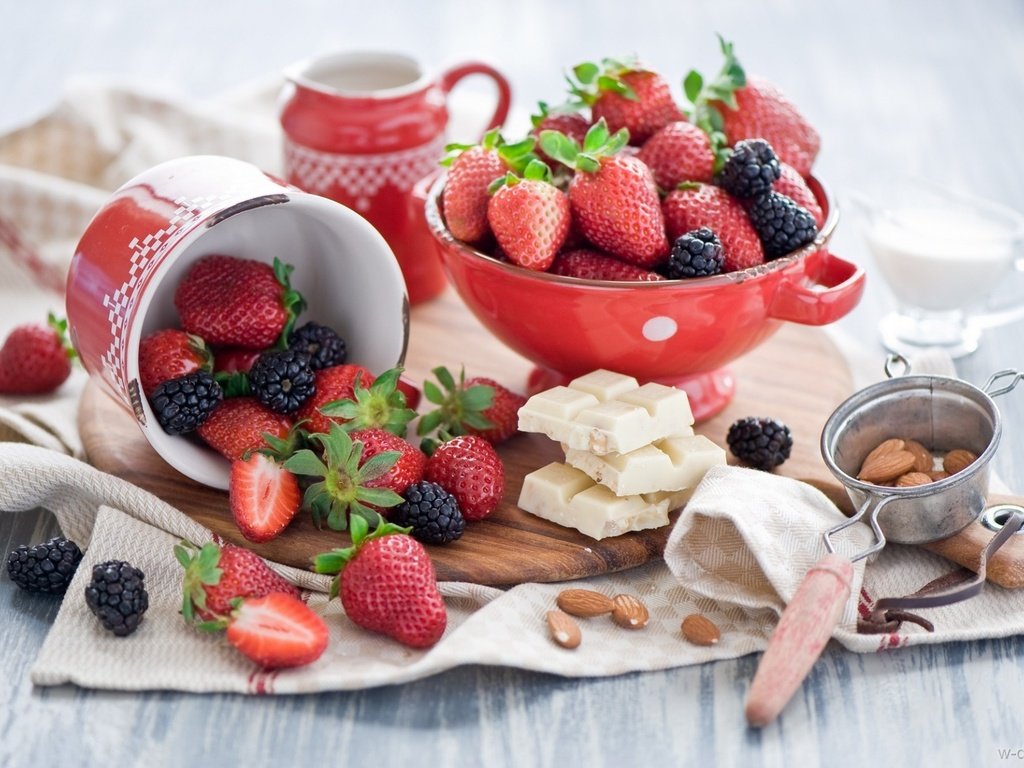 Обои клубника, ягоды, шоколад, натюрморт, ежевика, миндаль, strawberry, berries, chocolate, still life, blackberry, almonds разрешение 1920x1277 Загрузить