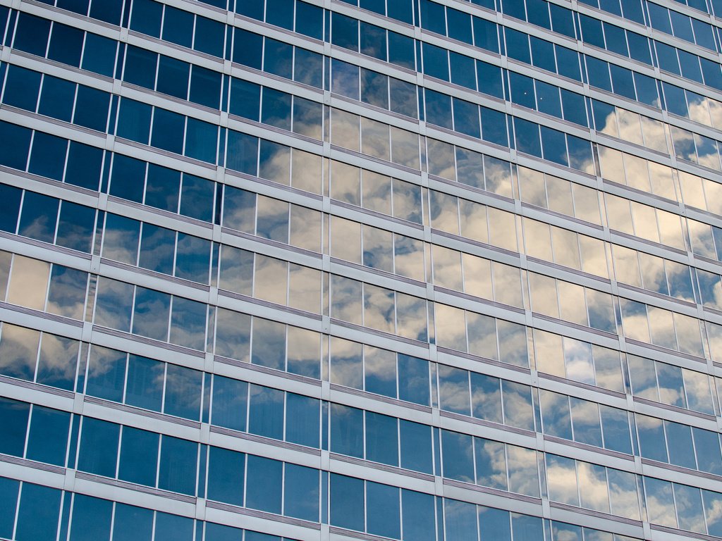 Обои небо, облака, отражение, здание, окна, небоскрёб, the sky, clouds, reflection, the building, windows, skyscraper разрешение 2048x1357 Загрузить