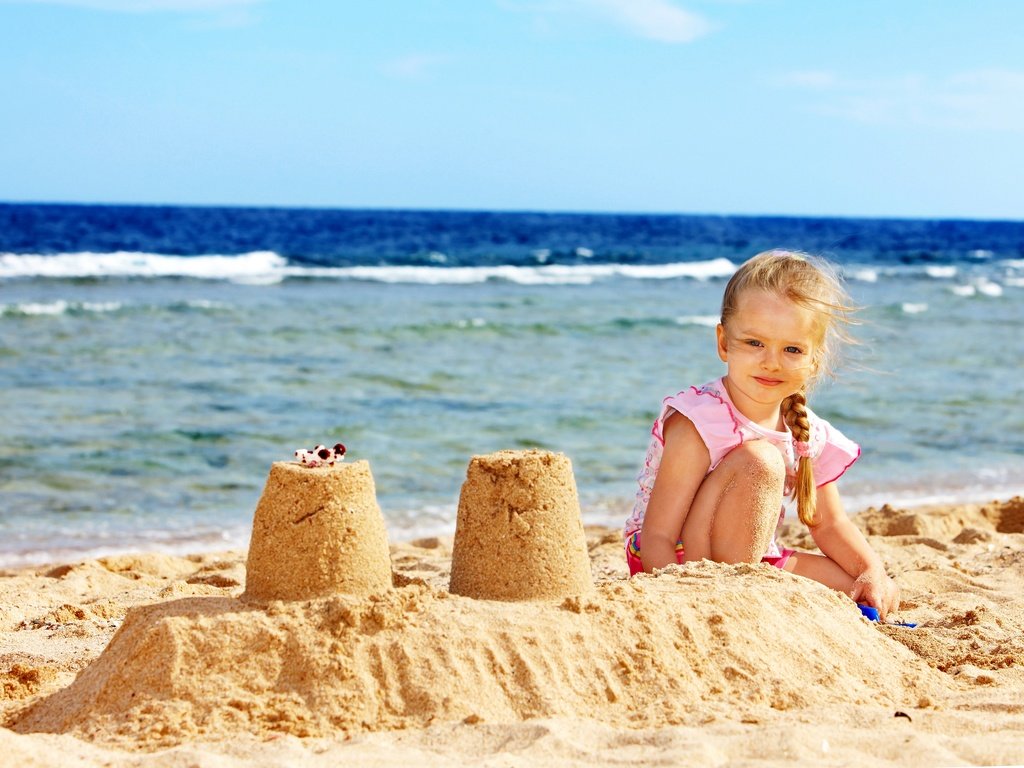 Обои берег, море, песок, девочка, берег моря, дитя, little girls, shore, sea, sand, girl, coast, child разрешение 2880x2139 Загрузить