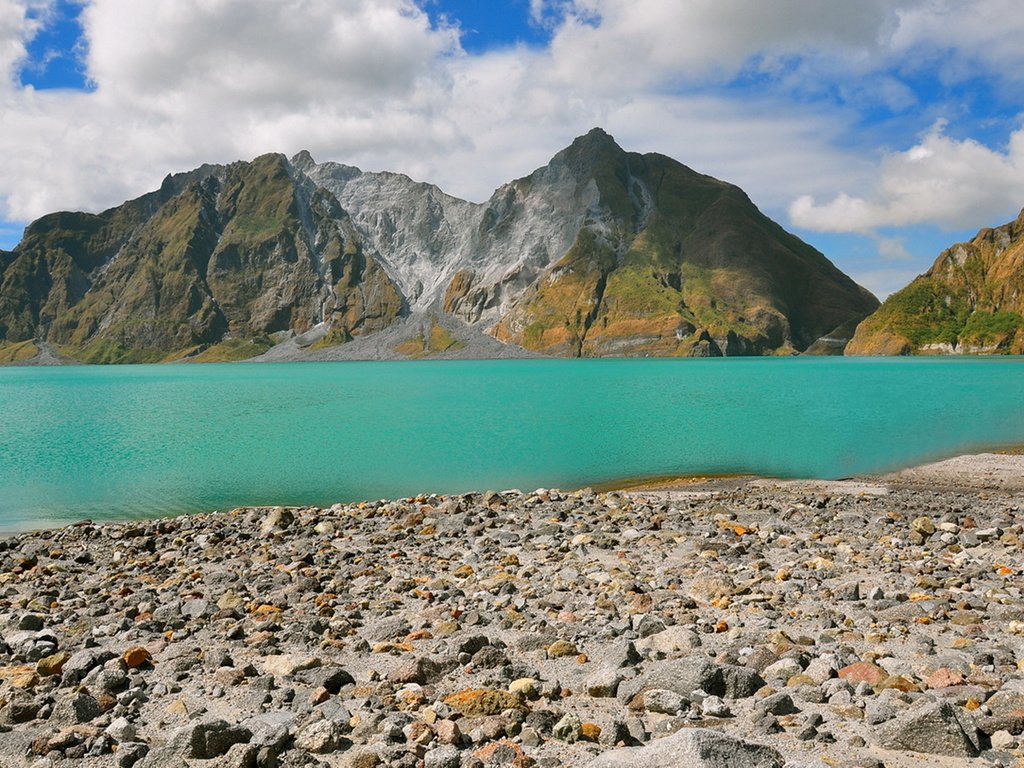 Обои небо, облака, озеро, горы, камни, берег, филиппины, the sky, clouds, lake, mountains, stones, shore, philippines разрешение 1920x1269 Загрузить