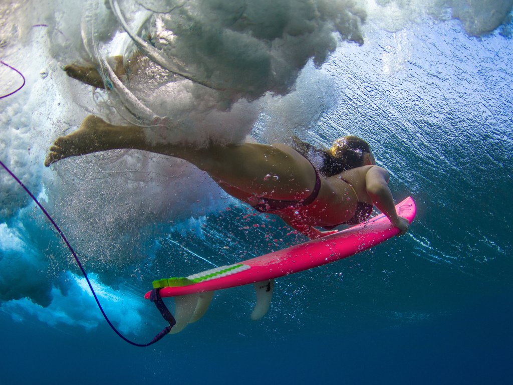 Обои девушка, под водой, спорт, серфинг, сёрфер,  бикини, girl, under water, sport, surfing, surfer, bikini разрешение 3499x2333 Загрузить