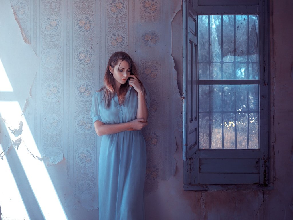 Обои девушка, стена, модель, дом, волосы, лицо, окно, rafa sanchez, girl, wall, model, house, hair, face, window разрешение 2048x1615 Загрузить