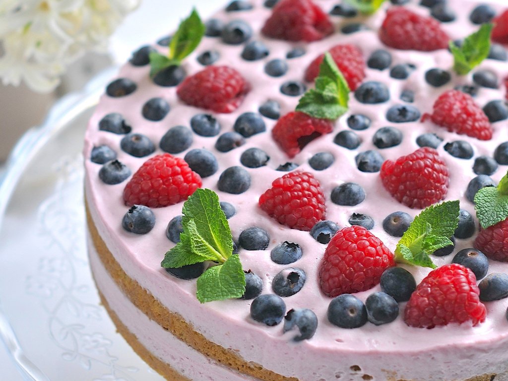 Обои мята, малина, ягоды, черника, торт, десерт, пирог, крем, mint, raspberry, berries, blueberries, cake, dessert, pie, cream разрешение 1920x1200 Загрузить