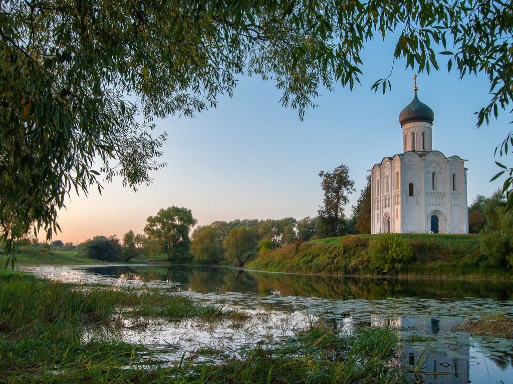 Обои деревья, травы, река, природа, пейзаж, утро, ветки, осень, церковь, trees, grass, river, nature, landscape, morning, branches, autumn, church разрешение 2000x1328 Загрузить