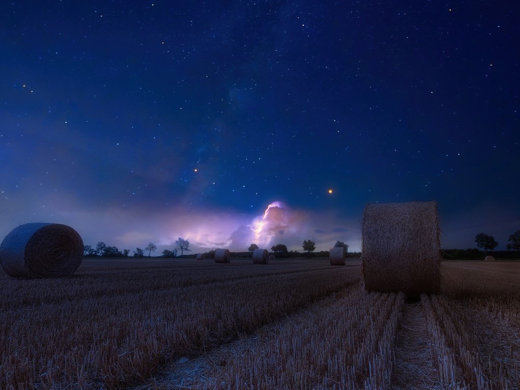 Обои ночь, звезды, поле, сено, солома, тюки, night, stars, field, hay, straw, bales разрешение 3840x2160 Загрузить