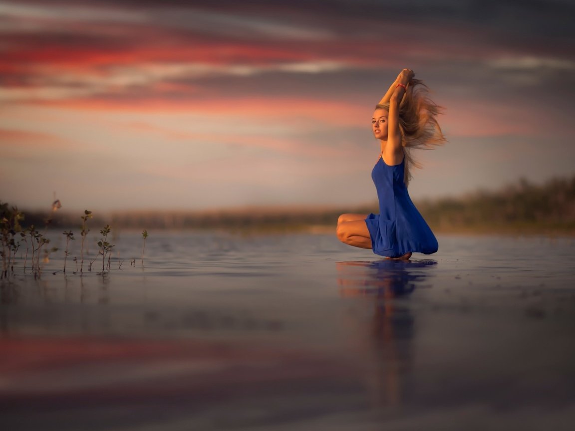 Обои вода, закат, девушка, отражение, платье, блондинка, water, sunset, girl, reflection, dress, blonde разрешение 2048x1465 Загрузить