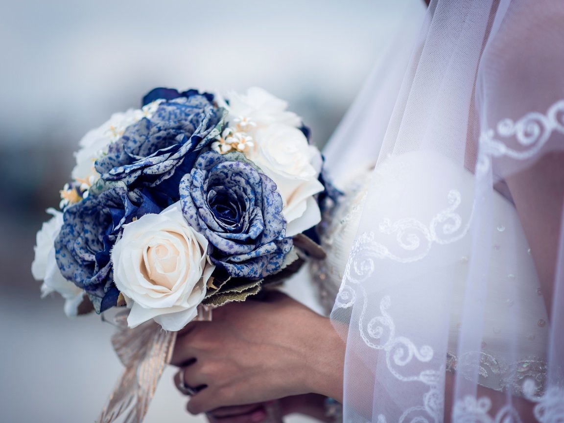 Обои цветы, букет, руки, невеста, свадебный, flowers, bouquet, hands, the bride, wedding разрешение 6016x3817 Загрузить