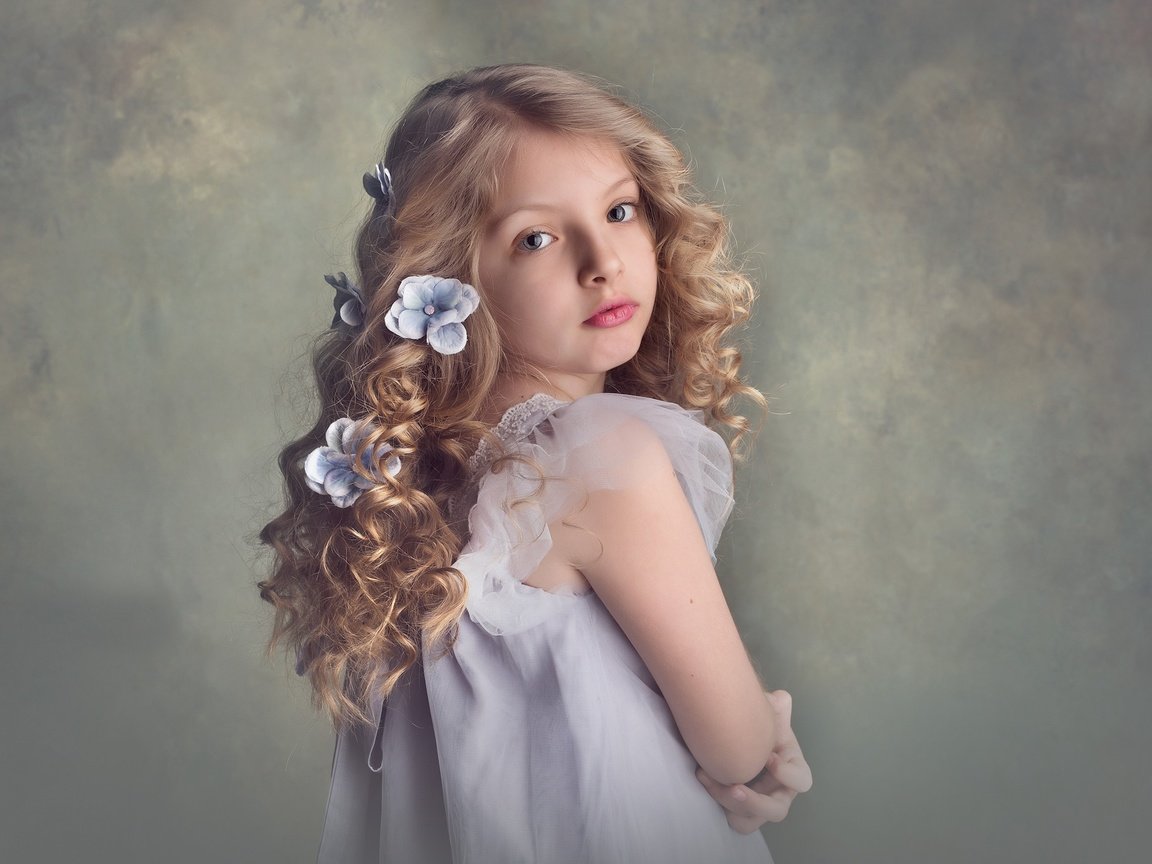 Обои цветы, дети, девочка, прическа, локоны, кудряшки, meg bitton, flowers, children, girl, hairstyle, curls разрешение 2048x1416 Загрузить