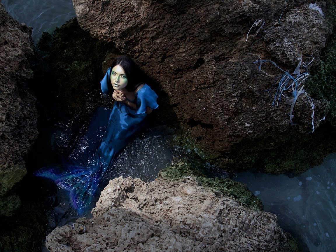 Обои вода, камни, девушка, взгляд, волосы, русалка, water, stones, girl, look, hair, mermaid разрешение 2500x1667 Загрузить