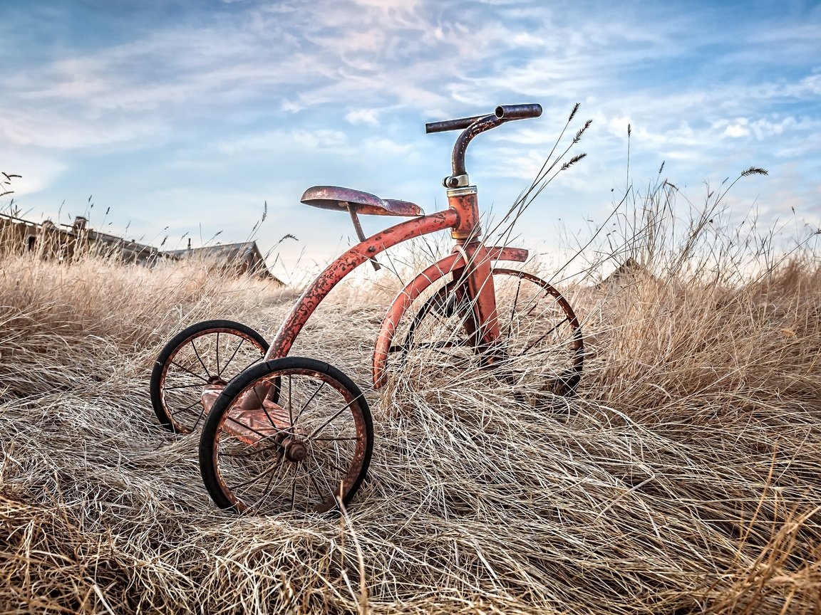 Обои небо, трава, облака, фон, велосипед, the sky, grass, clouds, background, bike разрешение 2048x1365 Загрузить