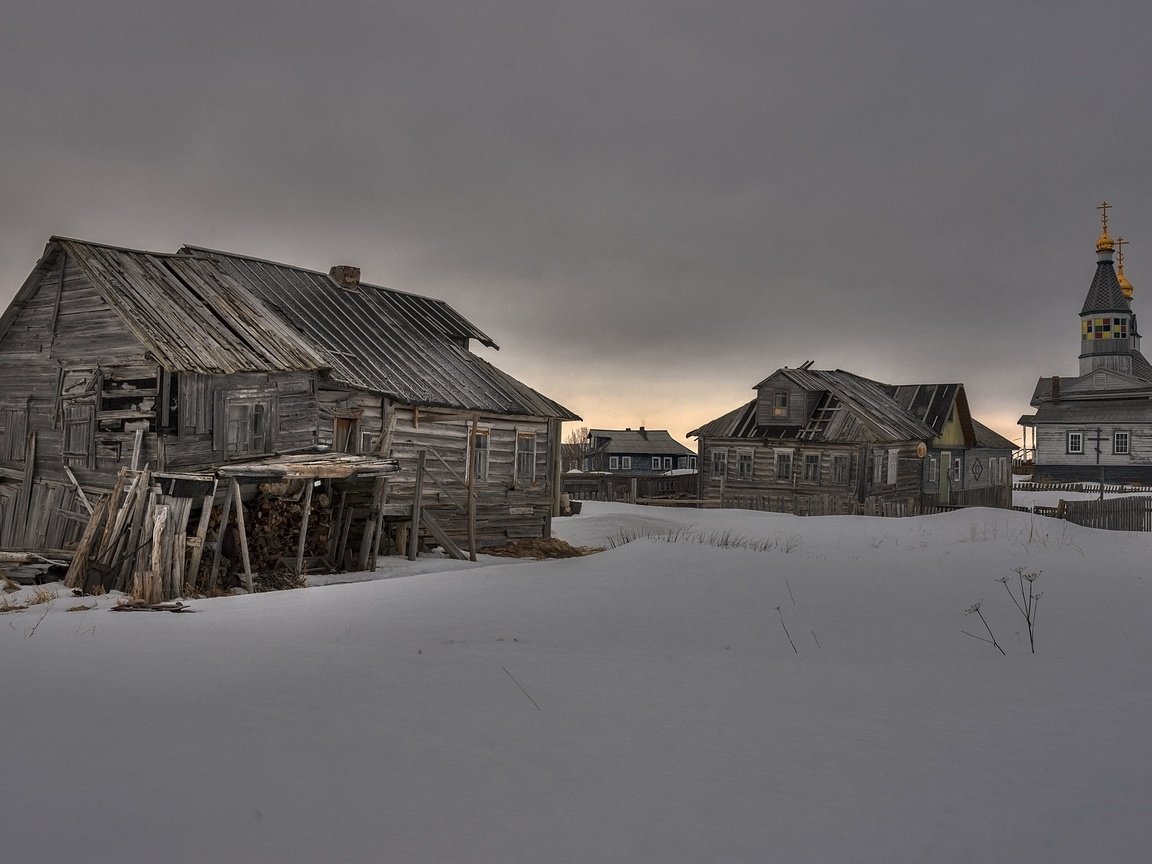 Обои снег, зима, утро, деревня, дома, церковь, мурманская область, snow, winter, morning, village, home, church, murmansk oblast разрешение 2390x1400 Загрузить