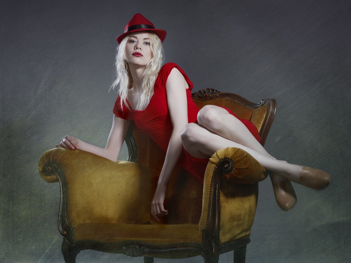 Обои красное платье, стиль, блондинка, взгляд, модель, волосы, лицо, кресло, шляпа, red dress, style, blonde, look, model, hair, face, chair, hat разрешение 2048x1570 Загрузить