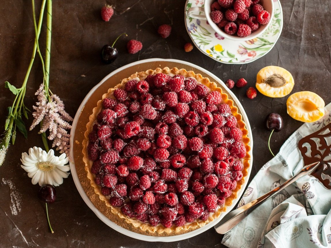 Обои цветы, малина, ягоды, выпечка, пирог, начинка, flowers, raspberry, berries, cakes, pie, filling разрешение 2048x1342 Загрузить