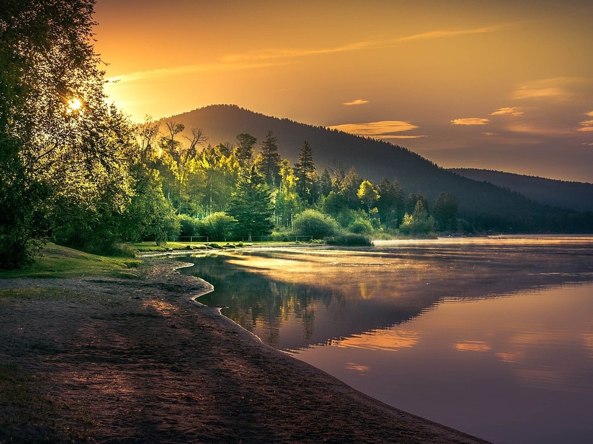 Обои деревья, озеро, горы, солнце, берег, лес, утро, рассвет, trees, lake, mountains, the sun, shore, forest, morning, dawn разрешение 1920x1200 Загрузить