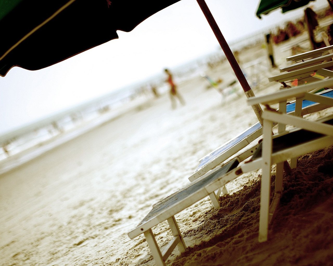 Обои песок, пляж, лето, лежаки, зонтик, sand, beach, summer, sunbeds, umbrella разрешение 1920x1200 Загрузить
