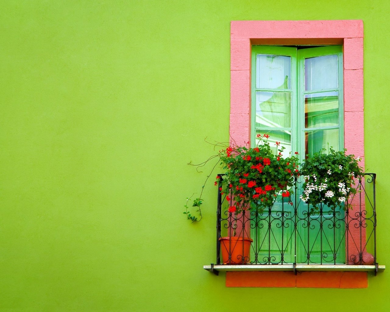 Обои зелёный, стена, окно, балкон, green, wall, window, balcony разрешение 2560x1600 Загрузить