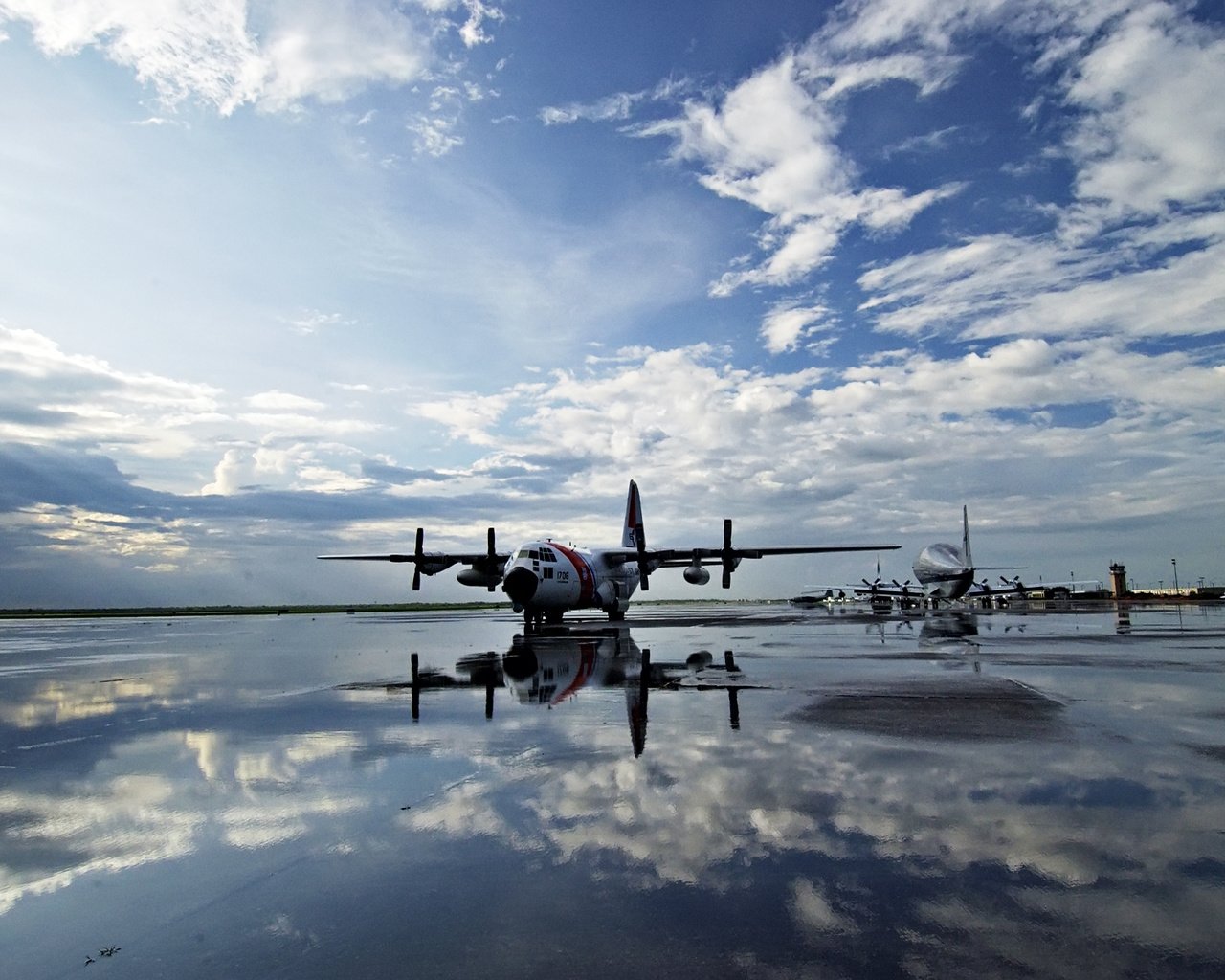 Обои небо, вода, полоса, самолеты, the sky, water, strip, aircraft разрешение 1920x1251 Загрузить