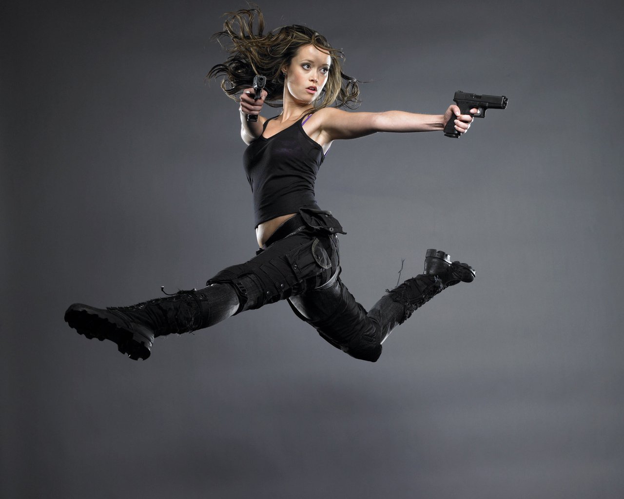 Обои прыжок, саммер глау, пистолеты, ботинки, jump, summer glau, guns, shoes разрешение 2560x1600 Загрузить