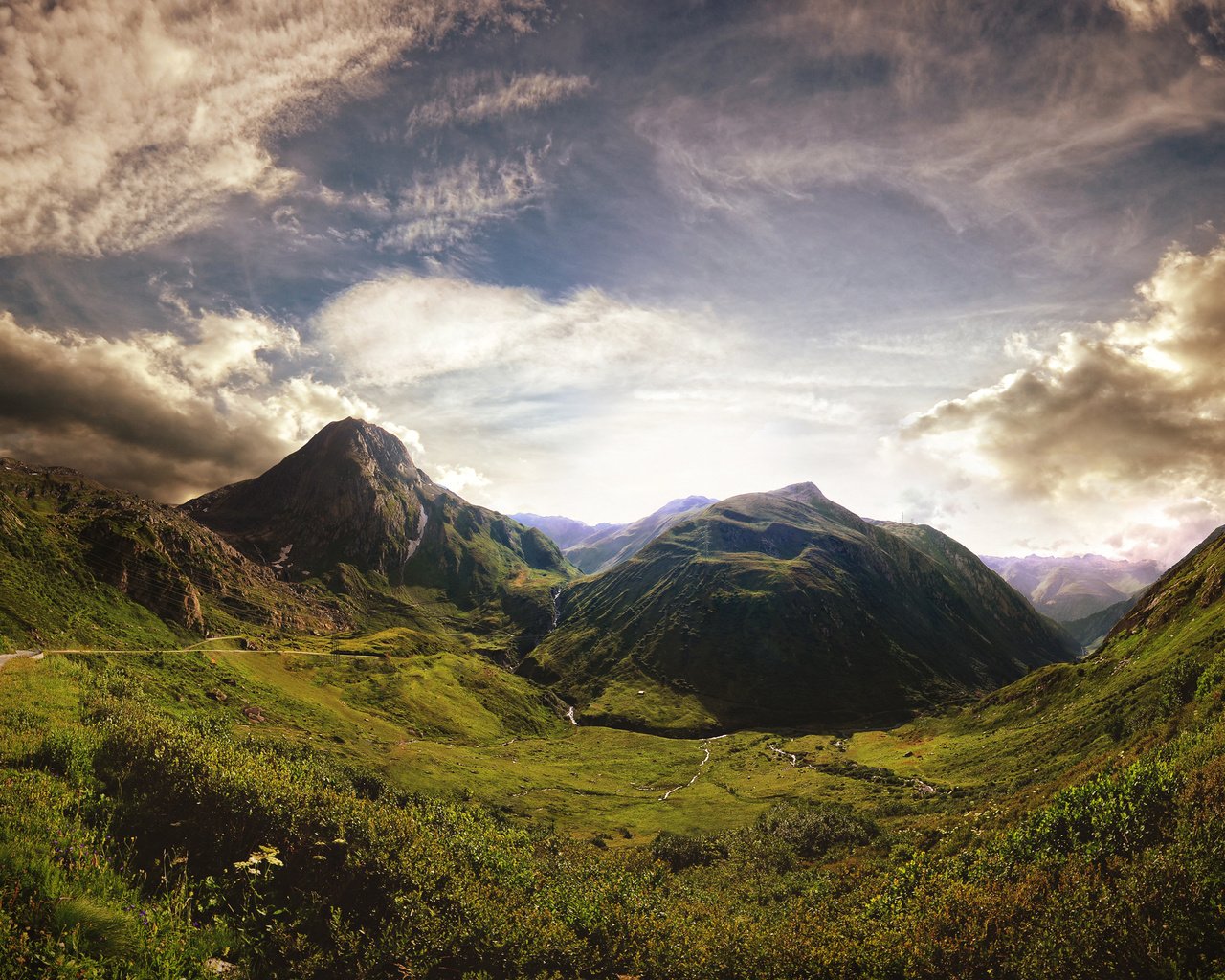 Обои небо, трава, облака, горы, природа, швейцария, альпы, the old furka pass, the sky, grass, clouds, mountains, nature, switzerland, alps разрешение 2560x1600 Загрузить