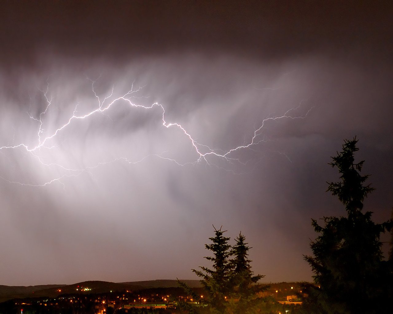 Обои облака, ночь, тучи, молния, город, clouds, night, lightning, the city разрешение 1920x1200 Загрузить