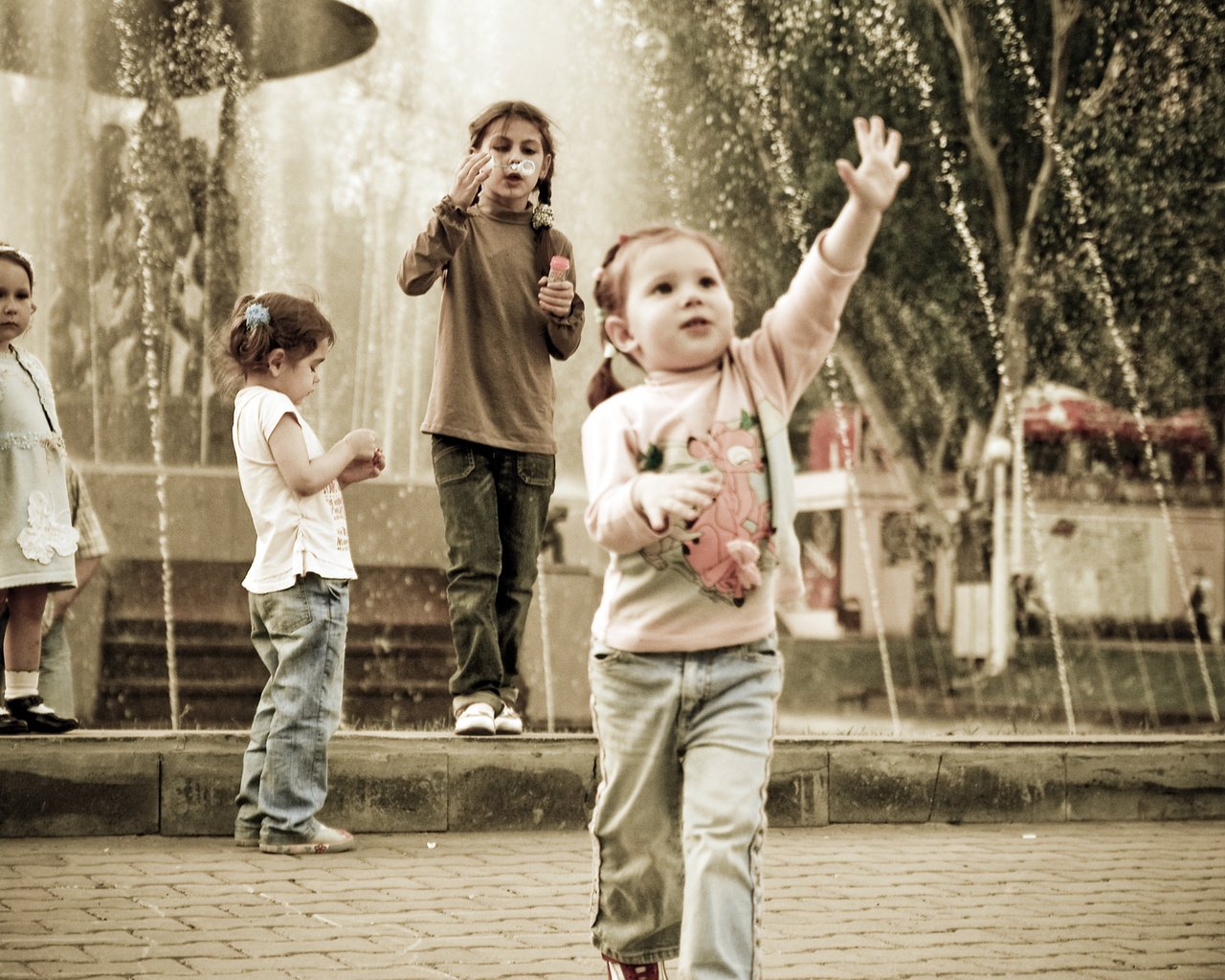 Обои настроение, парк, дети, фонтан, ребенок, девочки, веселье, mood, park, children, fountain, child, girls, fun разрешение 2048x1371 Загрузить