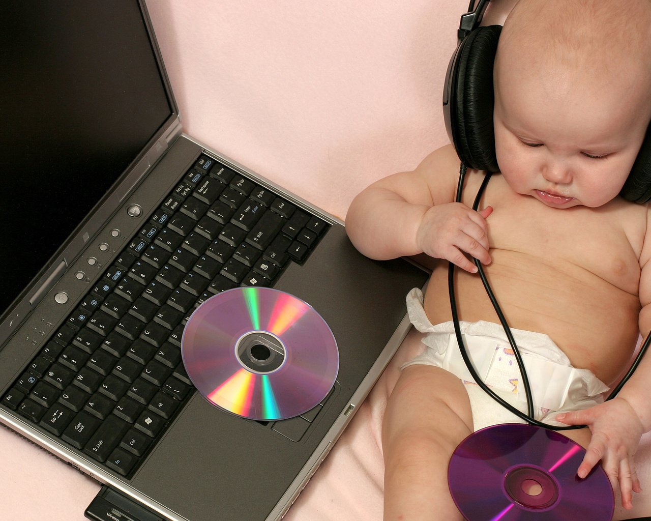 Обои музыка, наушники, ребенок, ноутбук, music, headphones, child, laptop разрешение 2560x1600 Загрузить
