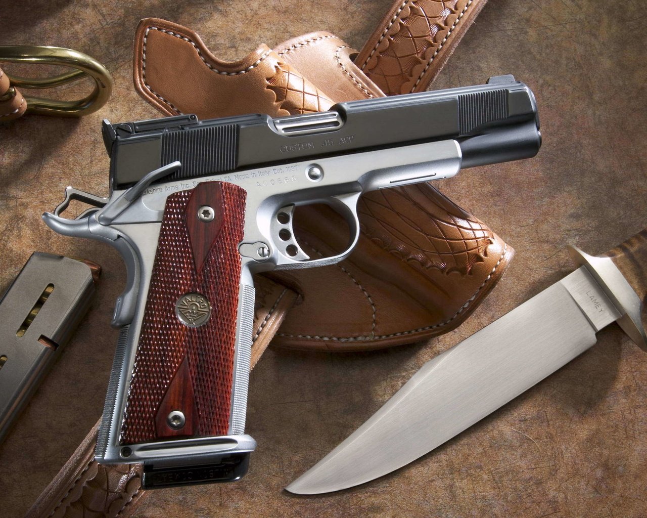 Обои пистолет, нож, магазин, чехол, gun, knife, shop, case разрешение 2196x1647 Загрузить