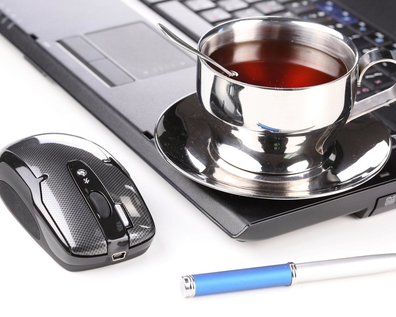 Обои ручка, стол, офис, мышь, чай, ноутбук, handle, table, office, mouse, tea, laptop разрешение 1920x1200 Загрузить