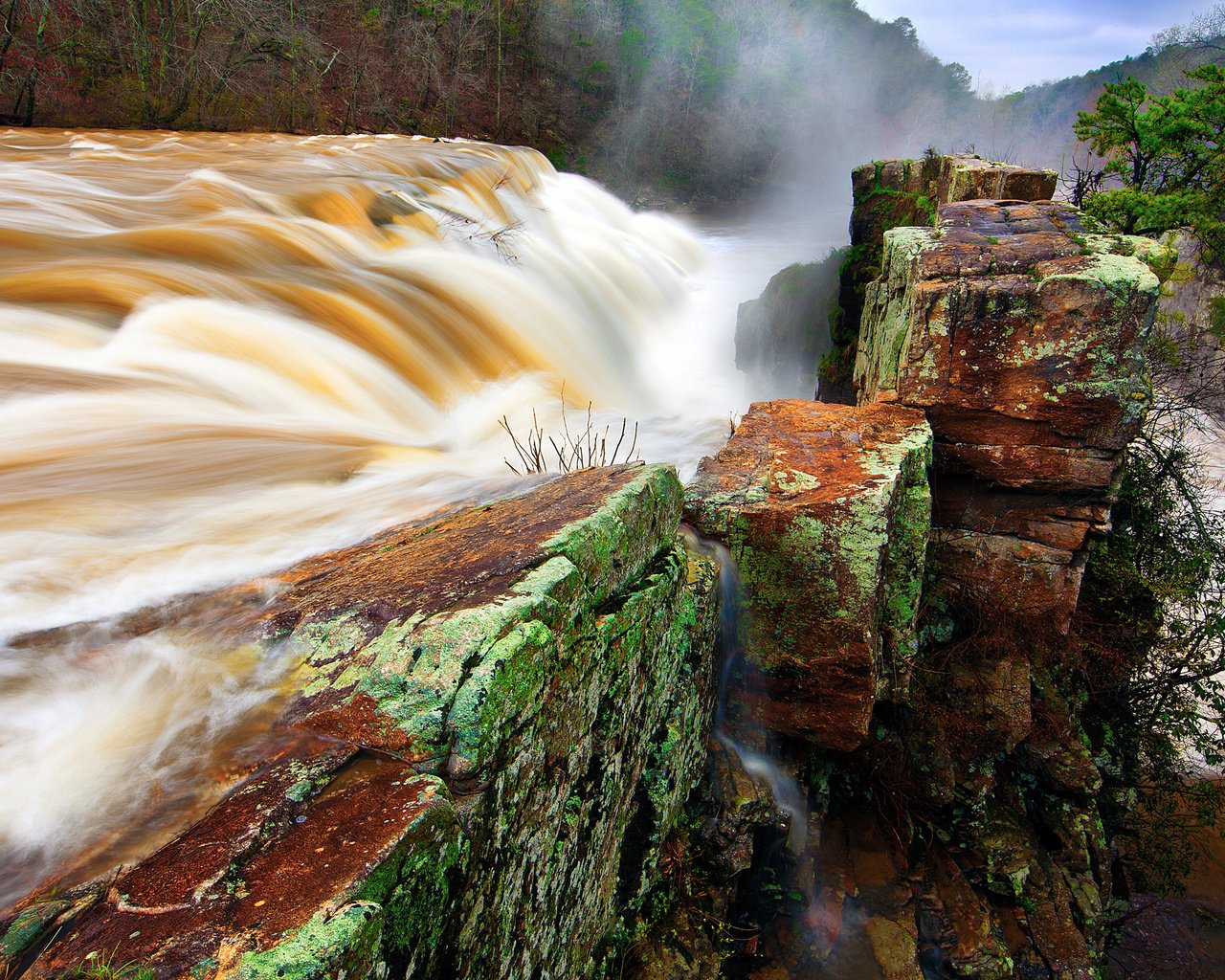 Обои деревья, река, камни, скала, кусты, водопад, поток, дамба, trees, river, stones, rock, the bushes, waterfall, stream, dam разрешение 2560x1700 Загрузить