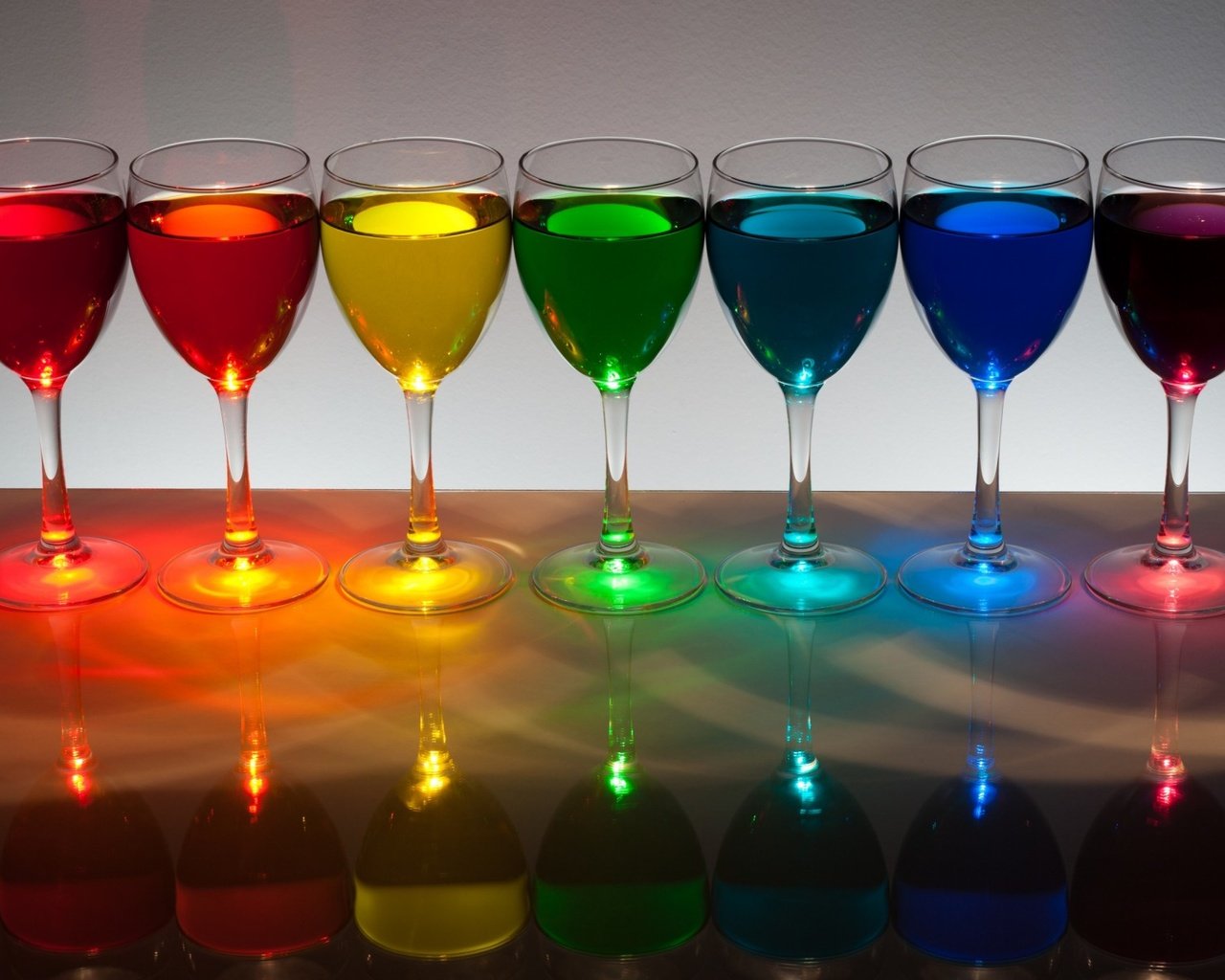 Обои отражение, цвет, радуга, напитки, бокалы, жидкость, reflection, color, rainbow, drinks, glasses, liquid разрешение 1920x1200 Загрузить