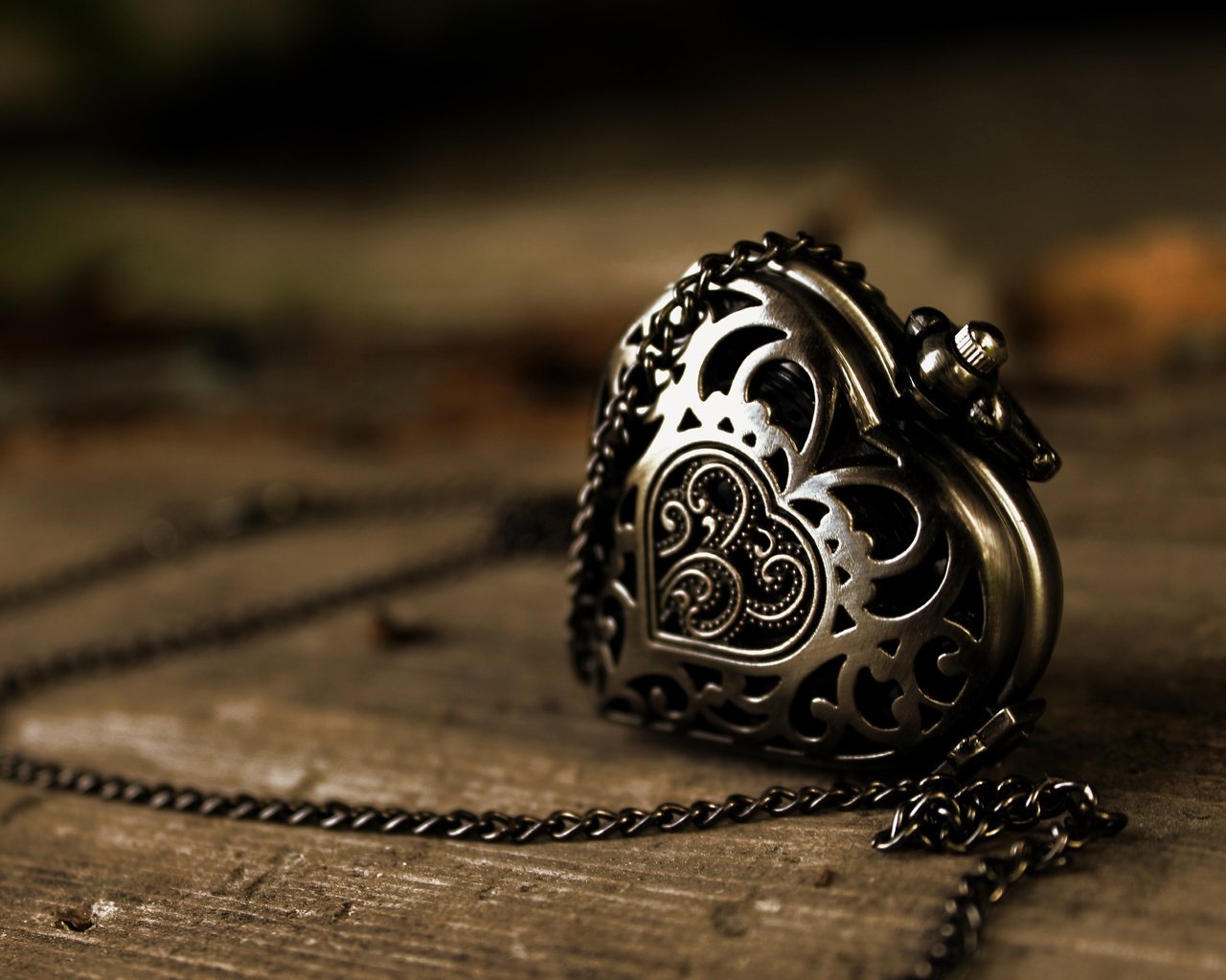 Обои металл, узор, сердце, кулон, цепочка, подвеска, metal, pattern, heart, pendant, chain, suspension разрешение 5000x3333 Загрузить