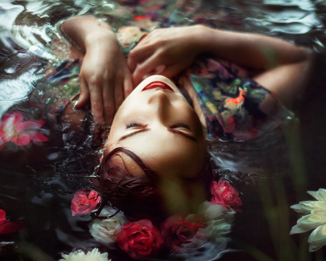 Обои цветы, вода, девушка, ситуация, flowers, water, girl, the situation разрешение 1920x1200 Загрузить