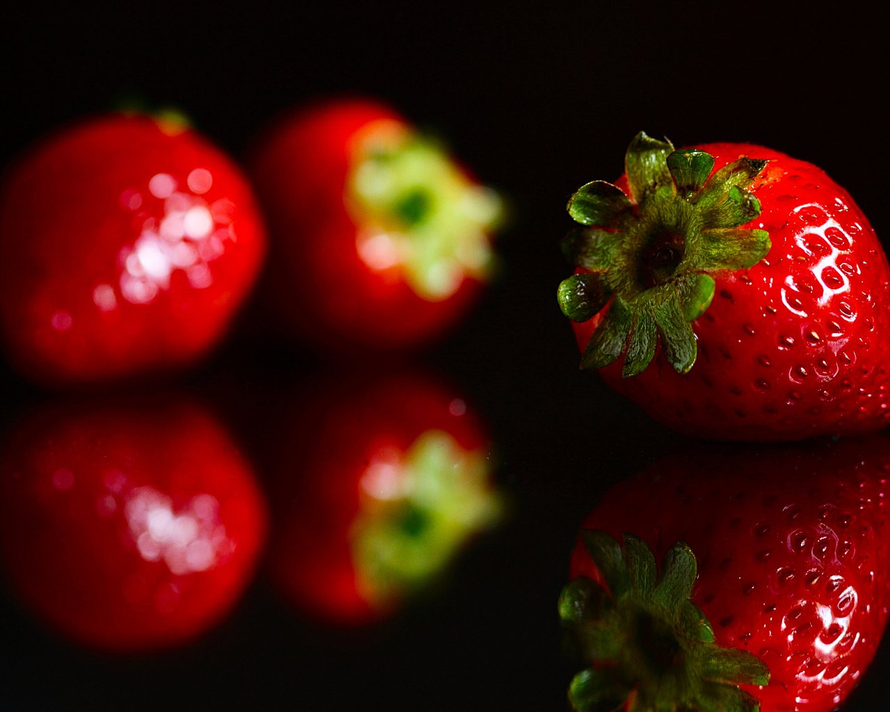 Обои отражение, красная, клубника, черный фон, ягоды, reflection, red, strawberry, black background, berries разрешение 2560x1600 Загрузить