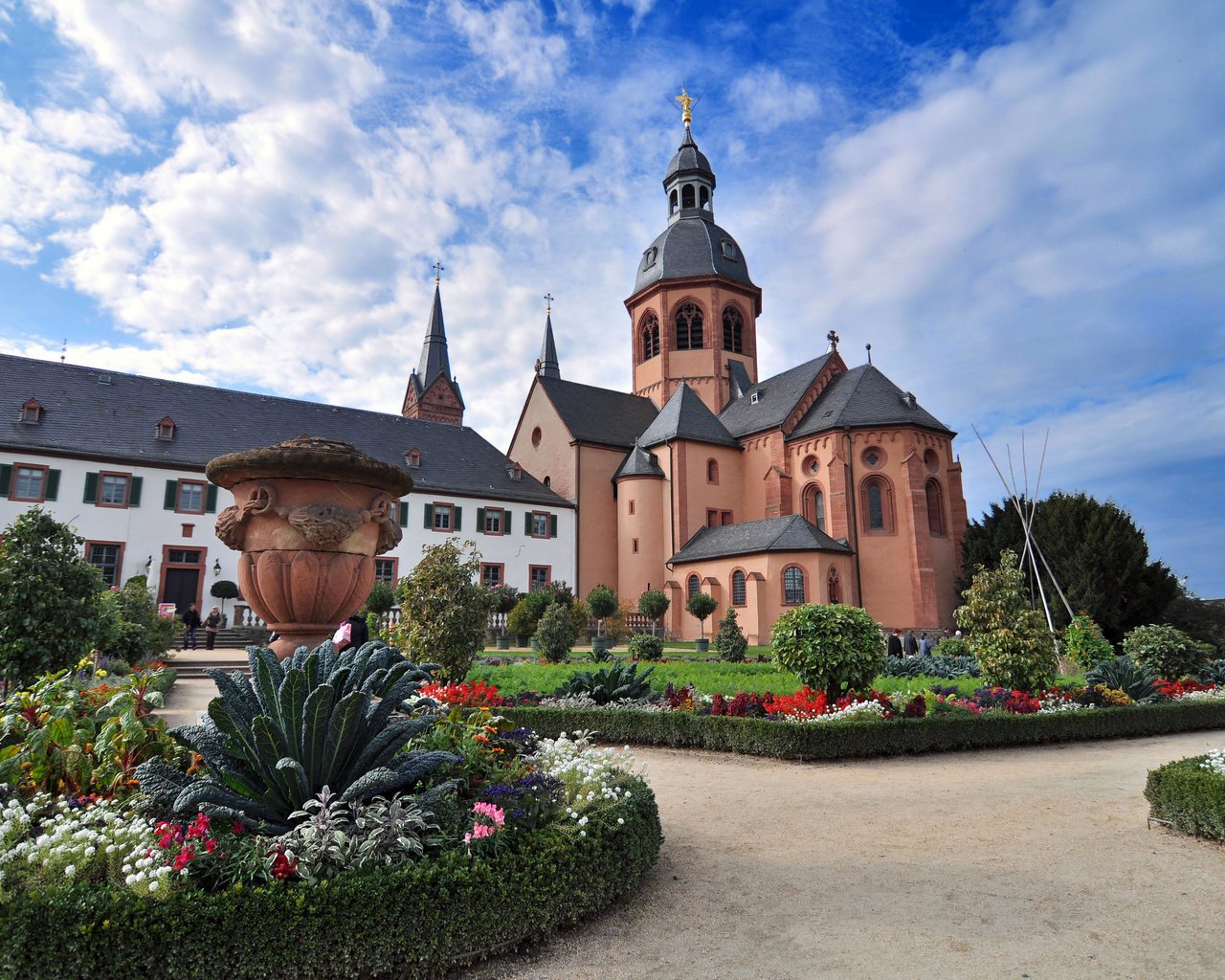 Обои цветы, собор, германия, клумба, клумбы, зелигенштадт, flowers, cathedral, germany, flowerbed, beds, seligenstadt разрешение 3264x2168 Загрузить