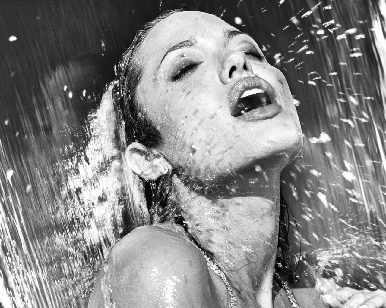 Обои вода, черно-белая, душ, анджелина джоли, water, black and white, shower, angelina jolie разрешение 1920x1200 Загрузить