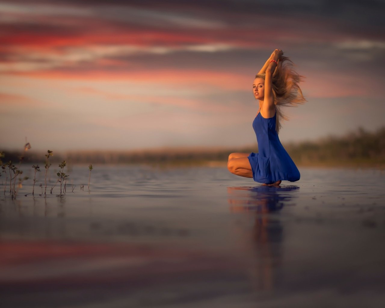 Обои вода, закат, девушка, отражение, платье, блондинка, water, sunset, girl, reflection, dress, blonde разрешение 2048x1465 Загрузить