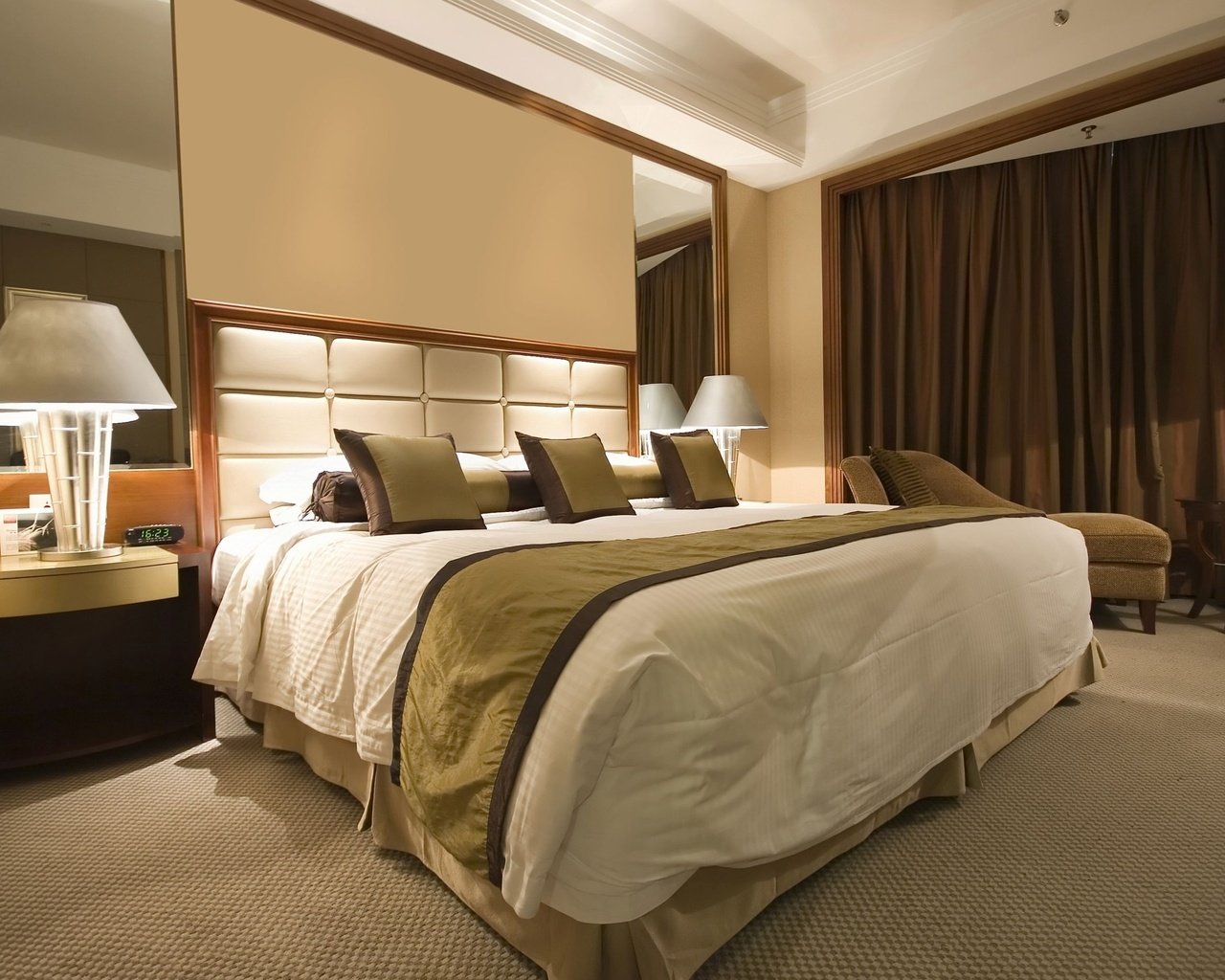 Обои подушки, кровать, спальня, лампы, шторы., pillow, bed, bedroom, lamp, curtains. разрешение 2560x1600 Загрузить