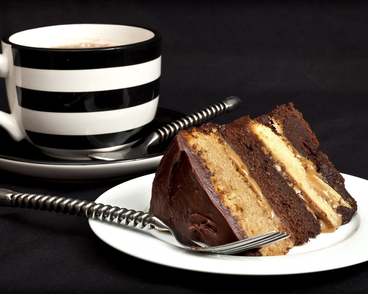 Обои крем для торта, фото, еда, кофе, черный фон, чашка, торт, пирожное, cream cake, photo, food, coffee, black background, cup, cake разрешение 2560x1600 Загрузить