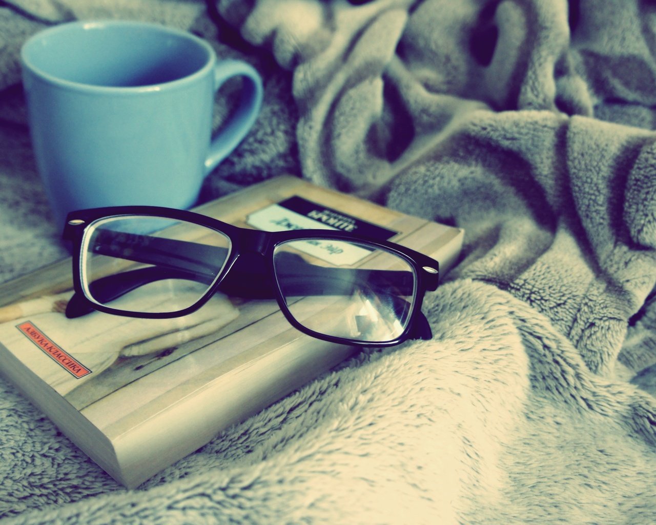 Обои очки, чашка, книга, голубая, уют, glasses, cup, book, blue, comfort разрешение 4592x2576 Загрузить