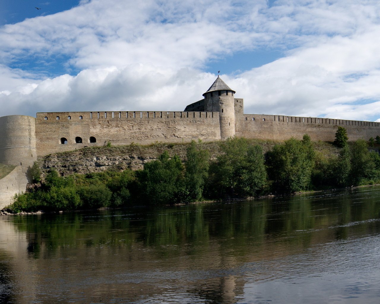 Обои небо, облака, река, крепость, ивангород, the sky, clouds, river, fortress, ivangorod разрешение 1920x1200 Загрузить