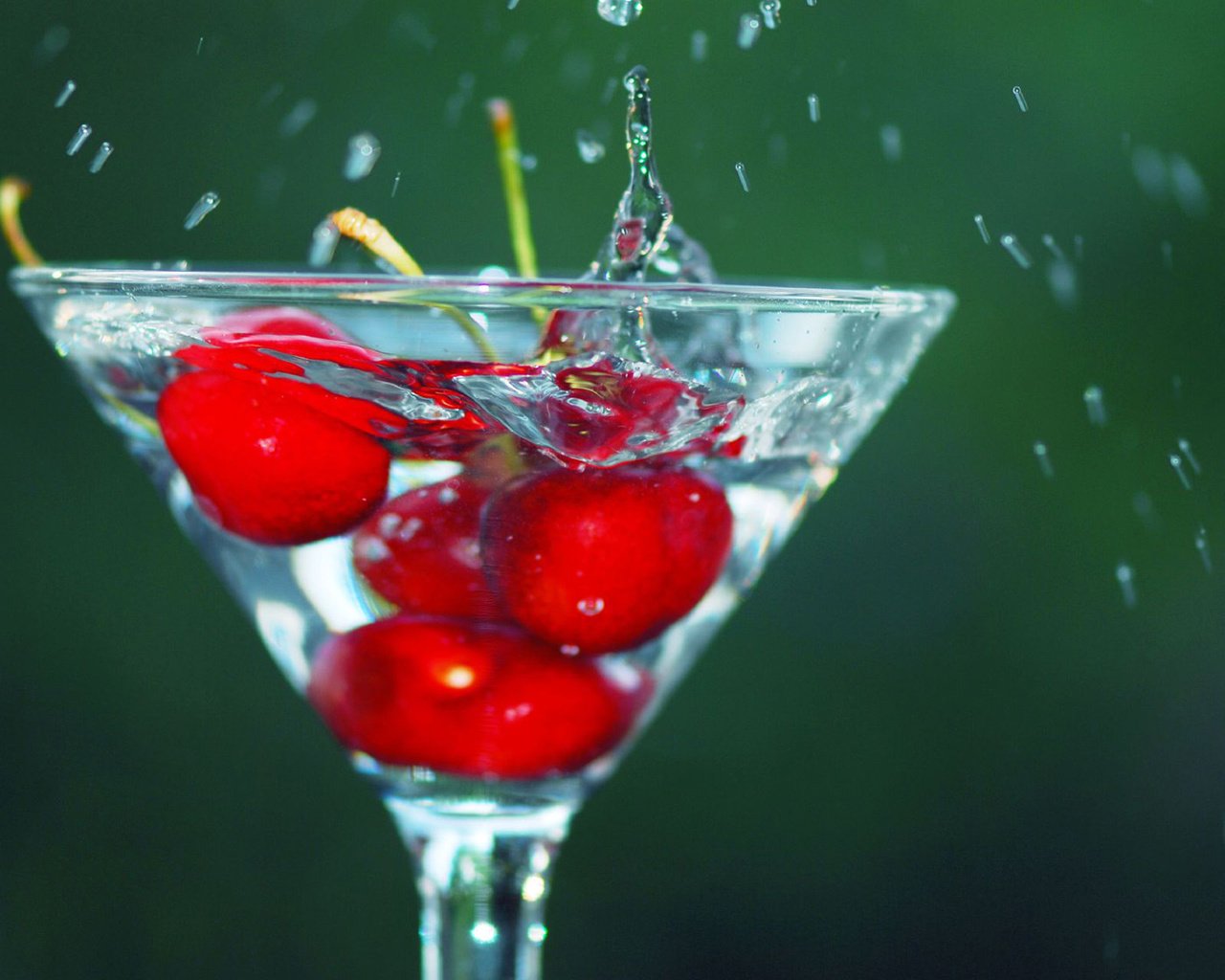 Обои вода, фон, капли, ягода, брызги, бокал, вишня.черешня, water, background, drops, berry, squirt, glass, cherry.cherry разрешение 1920x1200 Загрузить