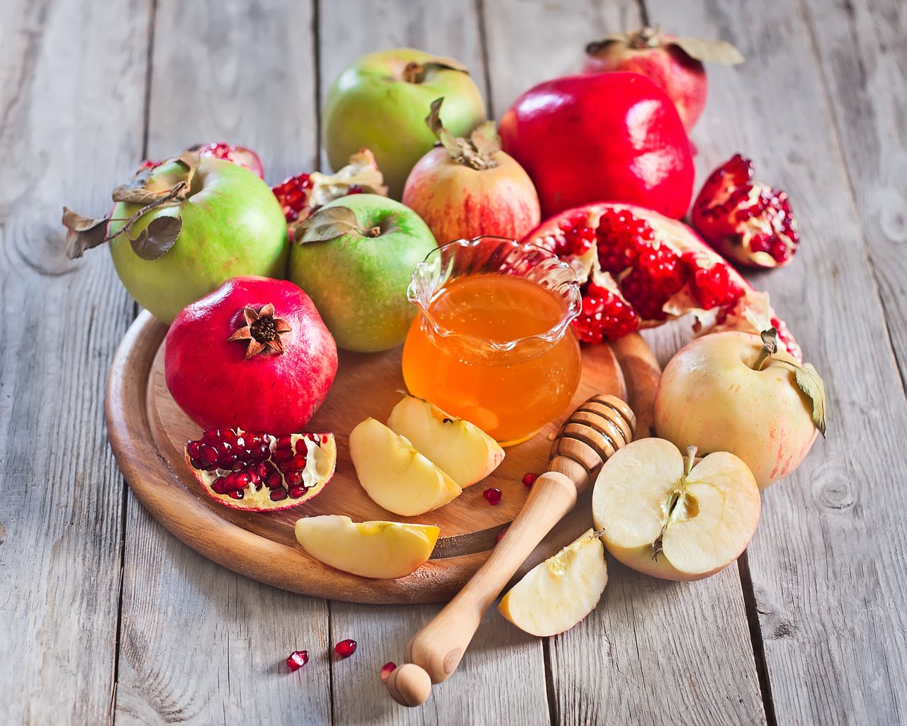 Обои яблоки, зерна, дольки, мед, гранат, сухие листья, apples, grain, slices, honey, garnet, dry leaves разрешение 3241x2592 Загрузить