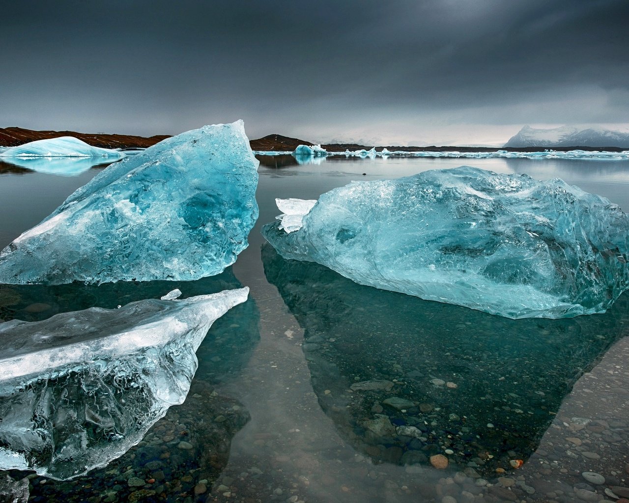 Обои небо, берег, море, горизонт, лёд, исландия, глыба, the sky, shore, sea, horizon, ice, iceland, lump разрешение 2048x1365 Загрузить