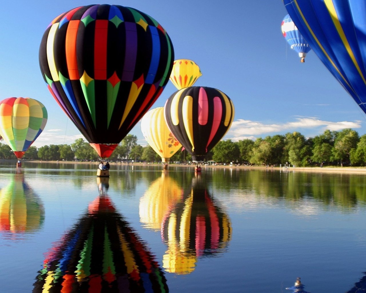 Обои небо, деревья, вода, озеро, воздушный шар, the sky, trees, water, lake, balloon разрешение 2560x1440 Загрузить