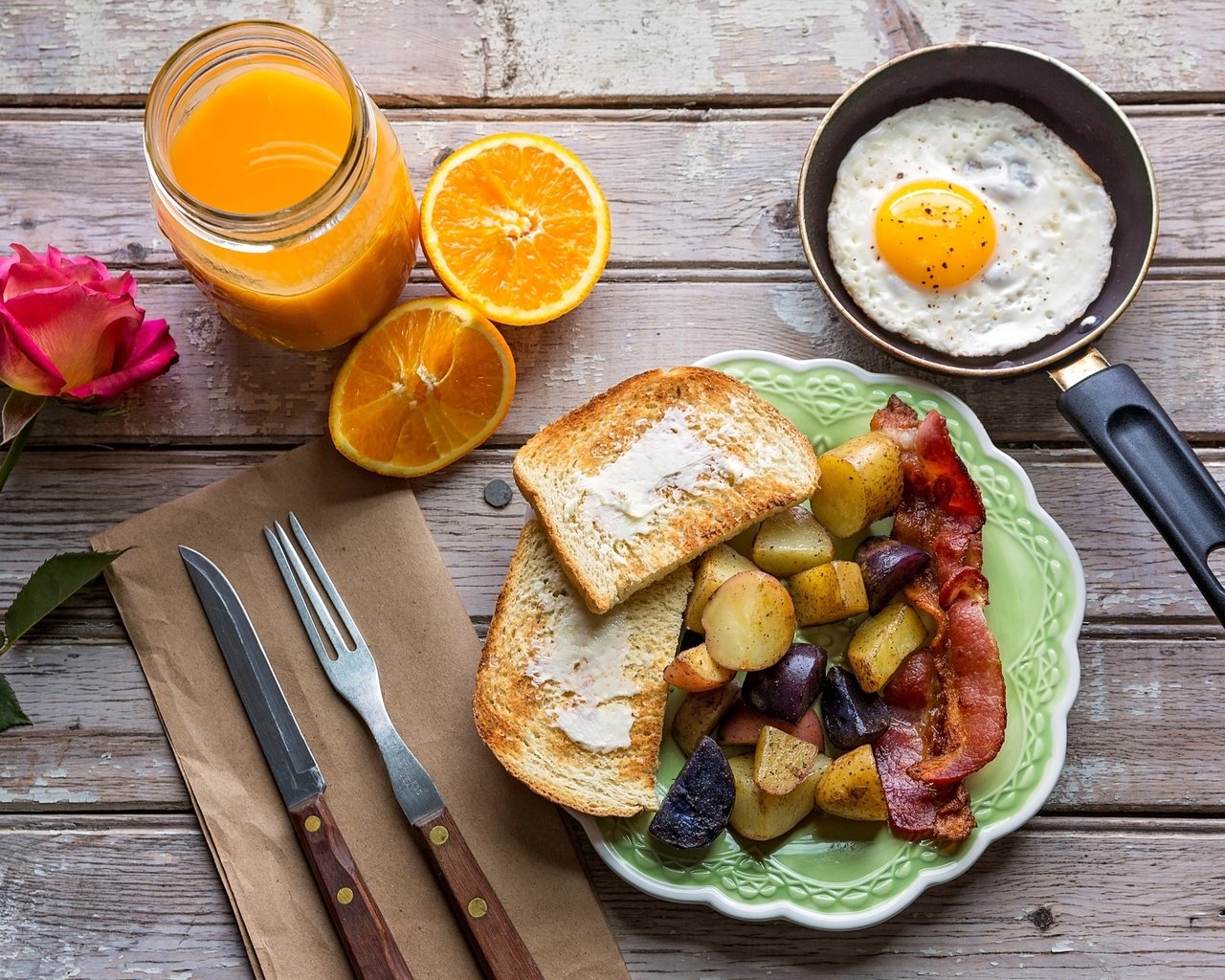 Обои роза, апельсин, завтрак, картофель, сок, яичница, тосты, бекон, rose, orange, breakfast, potatoes, juice, scrambled eggs, toast, bacon разрешение 2100x1400 Загрузить