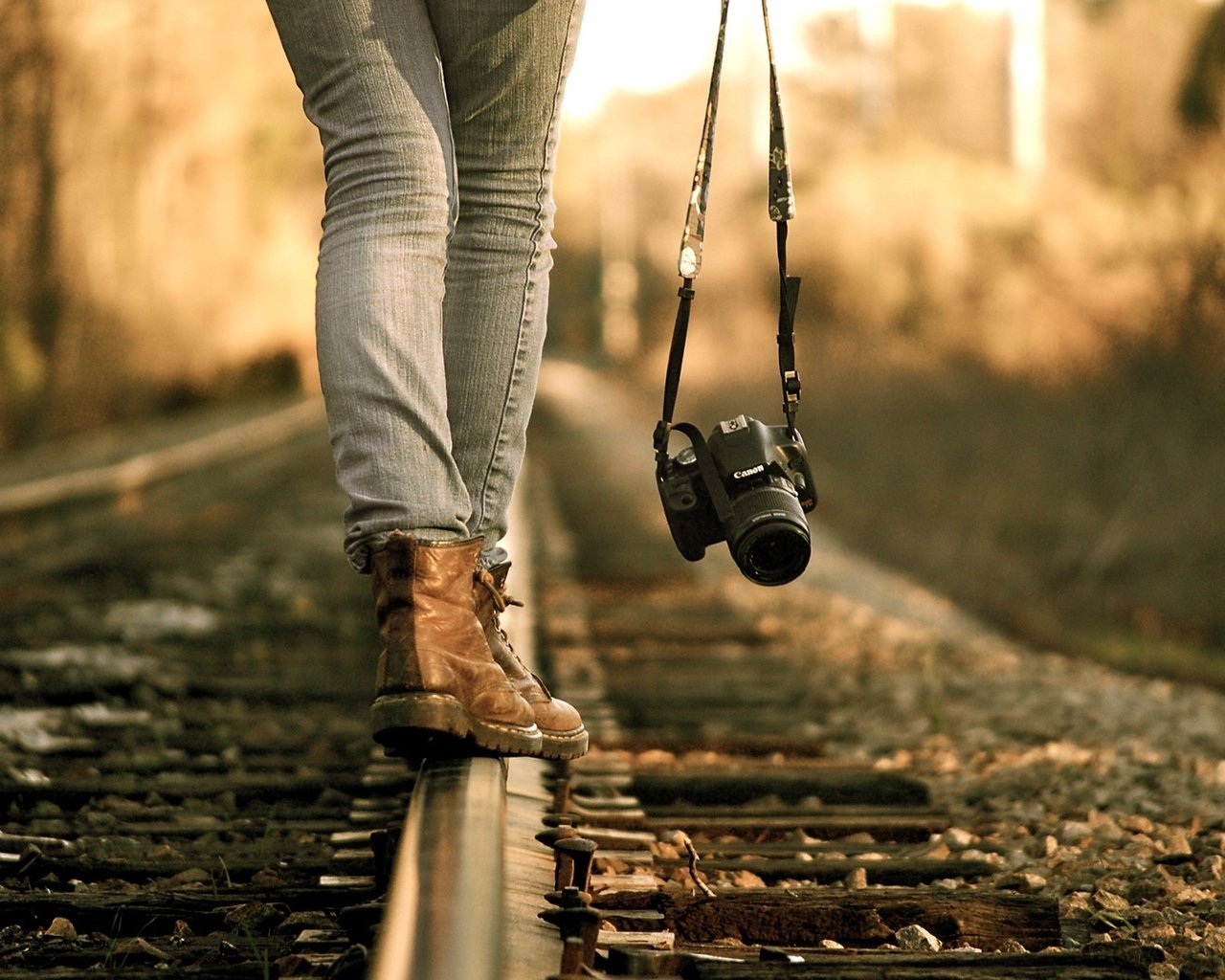 Обои железная дорога, рельсы, девушка, фотоаппарат, ноги, фотограф, камера, railroad, rails, girl, the camera, feet, photographer, camera разрешение 1920x1200 Загрузить